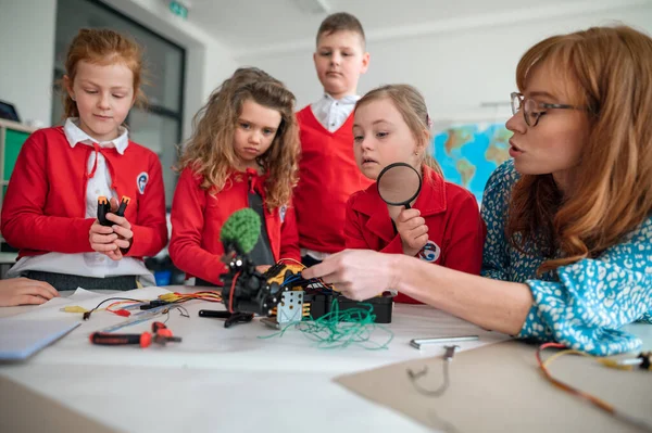 Група Дітей Своїм Вчителем Програмують Електричні Іграшки Роботи Класі Робототехніки — стокове фото