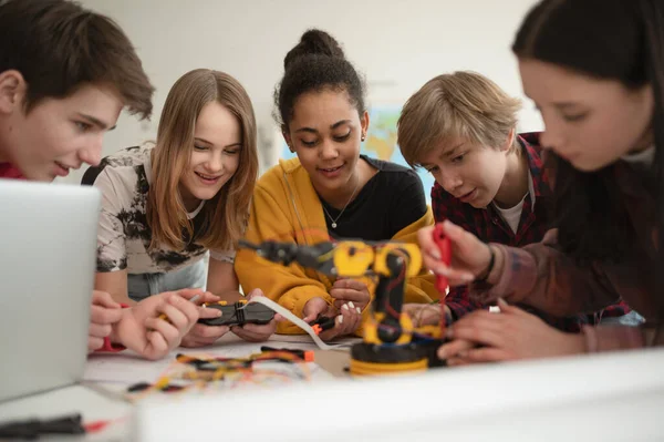 Grupp Elever Som Bygger Och Programmerar Elektriska Leksaker Och Robotar — Stockfoto