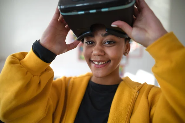 Uno Studente Felice Indossa Occhiali Realtà Virtuale Scuola Nella Classe — Foto Stock