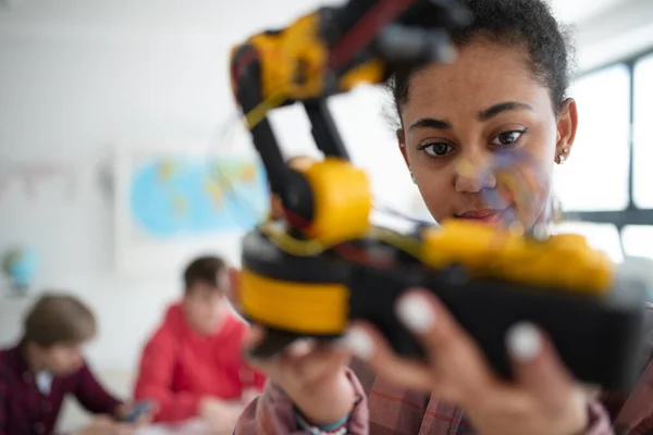 Студент Коледжу Тримає Свою Роботизовану Іграшку Класі Робототехніки Школі — стокове фото