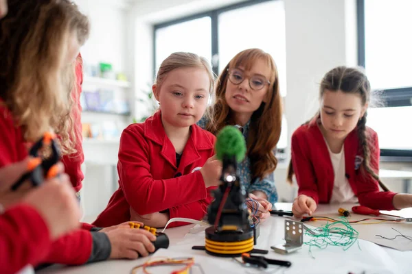 Група Дітей Своїм Вчителем Програмують Електричні Іграшки Роботи Класі Робототехніки — стокове фото
