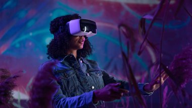 Metaverse dijital siber dünya teknolojisi, sanal gerçeklik VR gözlüklü kız artırılmış gerçeklik oyunu oynuyor, fütüristik yaşam tarzı