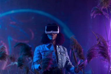 Metaverse dijital siber dünya teknolojisi, sanal gerçeklik VR gözlüklü kız artırılmış gerçeklik oyunu oynuyor, fütüristik yaşam tarzı
