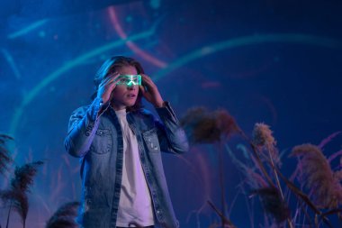 Metaverse dijital siber dünya teknolojisi, akıllı gözlüklü bir adam artırılmış gerçeklik oyunu oynuyor, fütürist yaşam tarzı