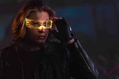 Metaverse dijital siber dünya teknolojisi, sanal gerçeklik VR gözlüklü bir adam artırılmış gerçeklik oyunu oynuyor, fütürist yaşam tarzı