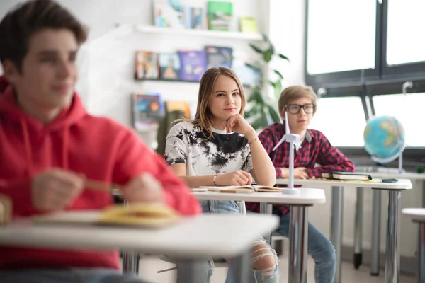 Studenter Som Uppmärksamma Klass Sitter Sina Skolbänkar — Stockfoto