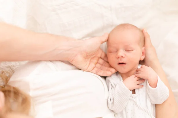 Anne Babanın Yeni Doğan Çocuklarını Kucağında Tuttukları Yakın Plan Bir — Stok fotoğraf