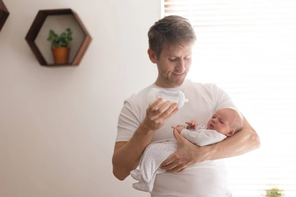 Ein Vater Hält Und Füttert Seinen Neugeborenen Sohn Hause Mit — Stockfoto
