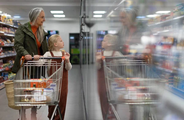 Μια Γιαγιά Την Εγγονή Της Αγοράζουν Φαγητό Στο Σούπερ Μάρκετ — Φωτογραφία Αρχείου