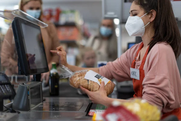 Checkout Counter Hands Cashier Scans Groceries Supermarket — Stockfoto