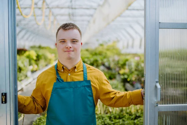 Sendromlu Genç Bir Çalışan Bahçe Merkezinde Çalışıyor Kameraya Bakıyor — Stok fotoğraf