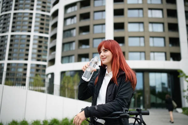 自転車 飲料水 持続可能なライフスタイルの概念に取り組む途中のビジネス女性通勤者の肖像画 — ストック写真