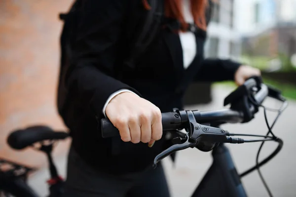 Primer Plano Los Viajeros Negocios Camino Trabajo Con Bicicleta Asas — Foto de Stock