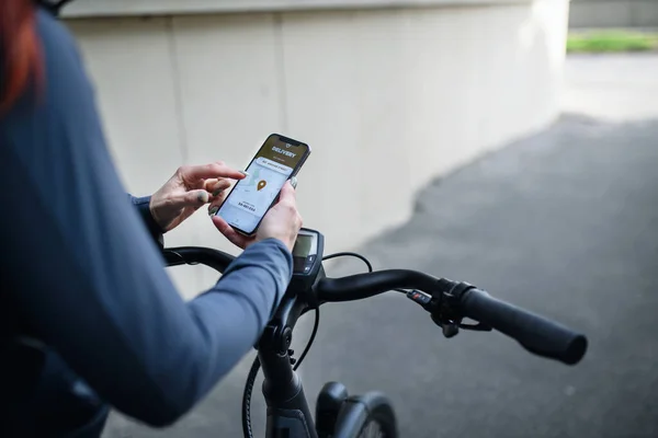Bisiklete Binen Bir Kurye Cep Telefonuna Bakıyor Teslimat Uygulaması Kullanıyor — Stok fotoğraf