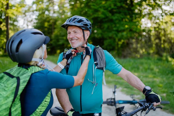 夏の公園で自転車に乗っているアジアのシニアカップルは ヘルメット 健康的なライフスタイルの概念を置きます — ストック写真