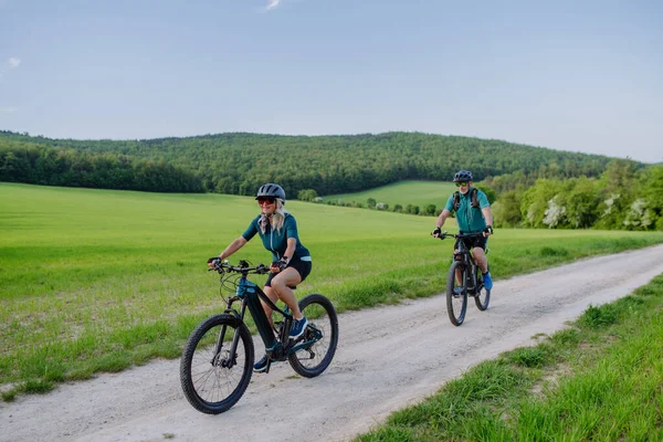 Couple Personnes Âgées Actives Vélo Électrique Sur Chemin Parc Été — Photo