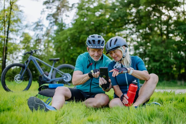Ein Rühriges Seniorenpaar Rastet Nach Einer Fahrradtour Sommerpark Sitzt Gras — Stockfoto