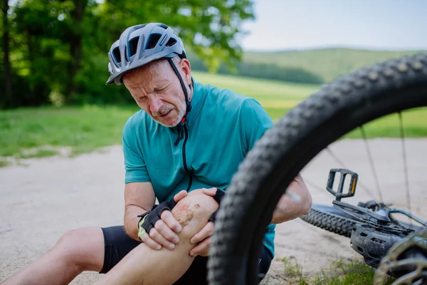 Uomo Anziano Attivo Abbigliamento Sportivo Caduto Dalla Bicicletta Terra Fatto — Foto Stock