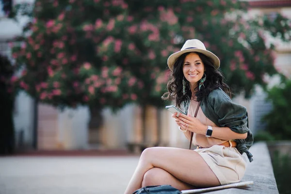 Μια Νεαρή Όμορφη Γυναίκα Ταξιδιώτης Κινητό Τηλέφωνο Κάθεται Στο Πάρκο — Φωτογραφία Αρχείου