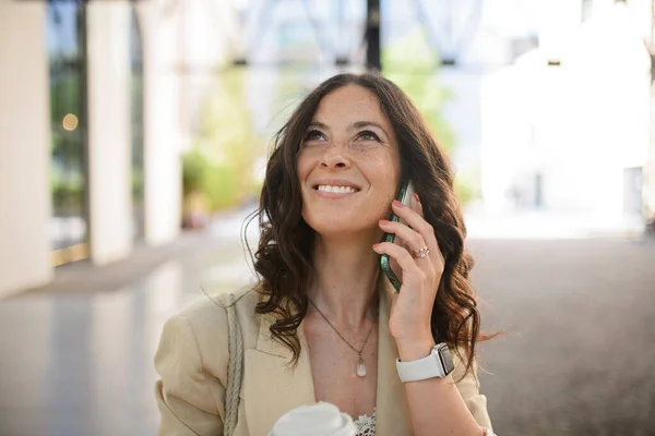 Una Felice Donna Affari Successo Che Reca Mattino Strada Chiamando — Foto Stock