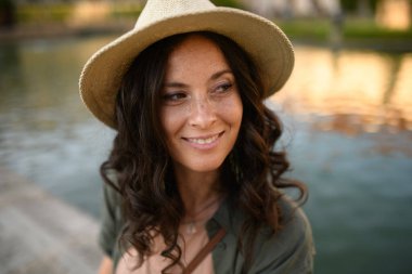 Parktan samimi bir kadın portresi. Genç bayan turist gülümsüyor. .