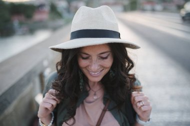 Güneşli bir günde, sırt çantalı genç ve güzel bir bayan gezgin köprüde yürüyor..