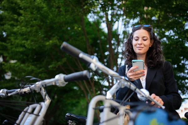 Podnikatelka Která Sedí Kole Používá Smartphone Koncept Dojíždění Alternativní Dopravy — Stock fotografie