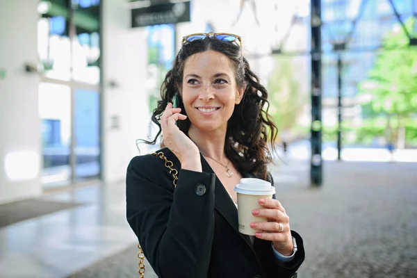 Una Felice Donna Affari Successo Che Reca Mattino Strada Messaggia — Foto Stock