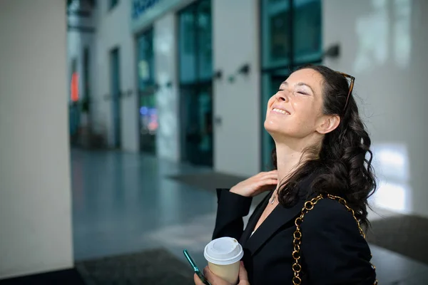 Başarılı Mutlu Bir Kadını Sabahları Elinde Kahve Fincanı Güneşlenerek Şehir — Stok fotoğraf