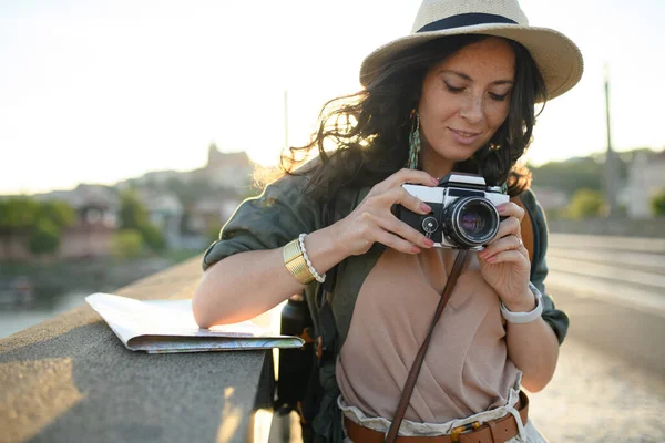 Een Jonge Mooie Vrouwelijke Reiziger Met Kaart Brug Met Camera — Stockfoto