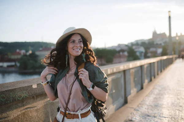 Una Joven Hermosa Viajera Con Mochila Caminando Través Del Puente — Foto de Stock