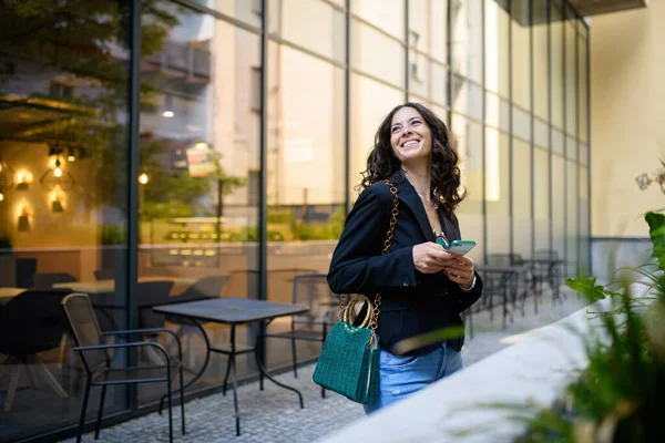 Mutlu Bir Kadın Cep Telefonuyla Mesaj Atıyor Şehrin Dışında Bekliyor — Stok fotoğraf