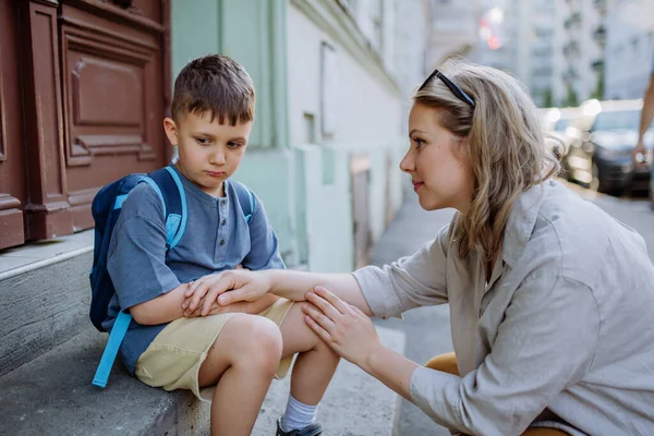 Una Madre Consolava Figlio Suo Primo Giorno Scuola Sedendosi Sulla — Foto Stock