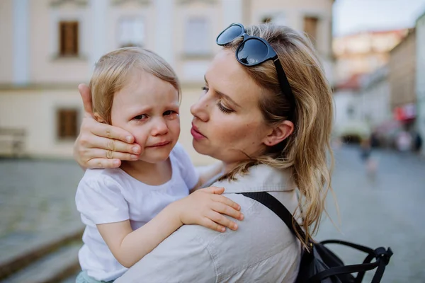 Een Moeder Consling Haar Dochtertje Huilen Houdt Haar Armen Straat — Stockfoto