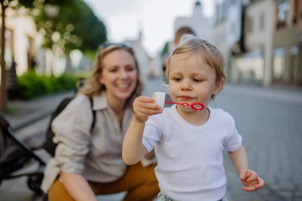Молодая Мать Играет Своими Детьми Пускает Пузыри Городской Улице Летом — стоковое фото