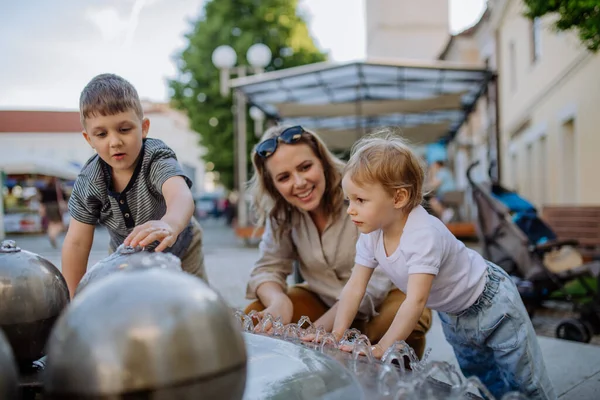 Une Jeune Mère Joue Avec Ses Enfants Avec Une Fontaine — Photo