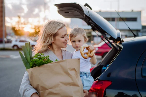 Una Giovane Madre Con Figlioletta Dopo Aver Fatto Shopping Con — Foto Stock