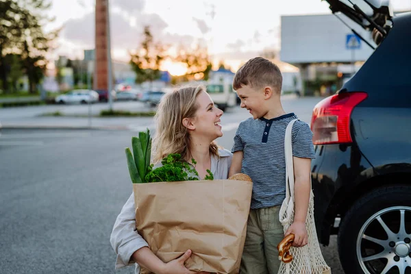 Mladá Matka Malým Synem Nakupování Nulovým Odpadem Nákupní Tašky Potravinami — Stock fotografie