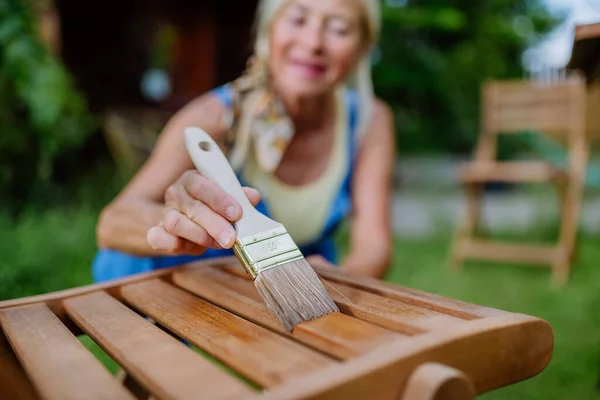 Eine Seniorin Putzt Gartenmöbel Und Bereitet Den Garten Auf Den — Stockfoto