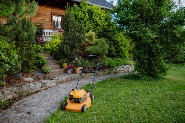 Ein Rasenmäher Garten Gartenarbeitskonzept — Stockfoto