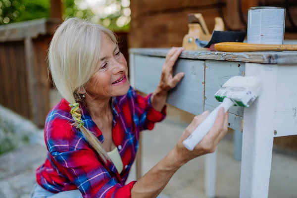 Una Mujer Mayor Limpiando Muebles Jardín Preparando Jardín Para Verano —  Fotos de Stock