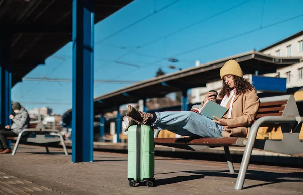 Ung Resenär Kvinna Sitter Ensam Järnvägsstationen Plattform Med Bagage — Stockfoto