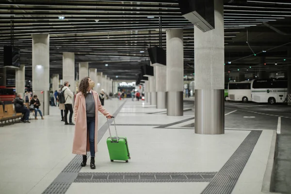 Alone Woman Traveler Ffp2 Respirator Going Trough Bus Station Luggage — Stock Photo, Image