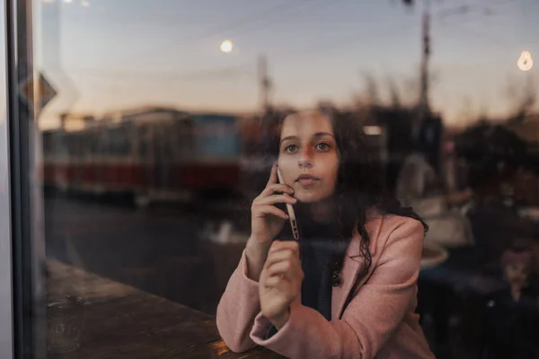 Genç Bir Kadın Arıyor Kafede Tek Başına Eğleniyor — Stok fotoğraf
