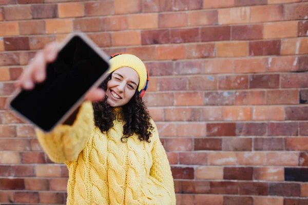Ένα Πορτρέτο Της Χαρούμενης Νεαρής Γυναίκας Smartphone Μπροστά Από Τον — Φωτογραφία Αρχείου