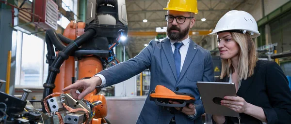 Ingeniero Jefe Director Proyecto Una Moderna Fábrica Industrial Con Brazos — Foto de Stock