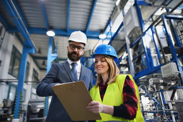 Responsabile Dell Ingegneria Femminile Operaia Meccanica All Interno Della Fabbrica — Foto Stock