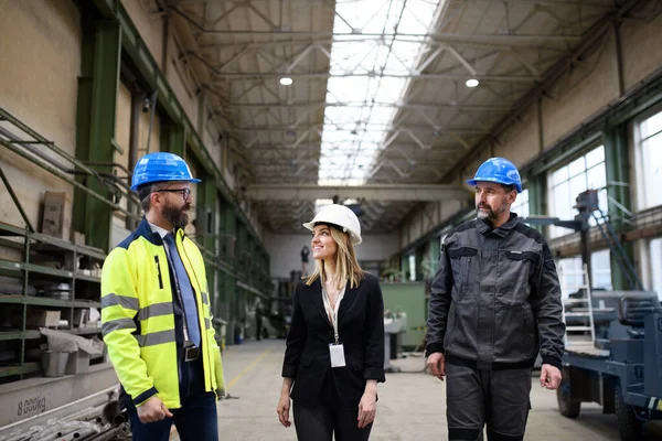 Responsabile Supervisori Operaio Industriale Uniforme Passeggiando Grande Capannone Metallurgico Parlando — Foto Stock