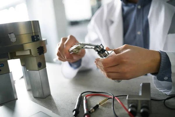 Close Engineer Man Working Laboratory — Stock Photo, Image