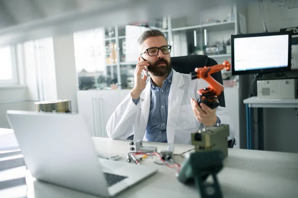 Egy Robotikai Mérnök Telefonál Dolgozik Modern Robotkar Tervezésén Laboratóriumban — Stock Fotó